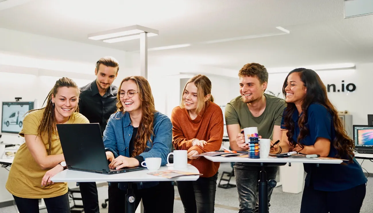 Das arven.io Team in einer Besprechung über B2B Webshop Projektierung