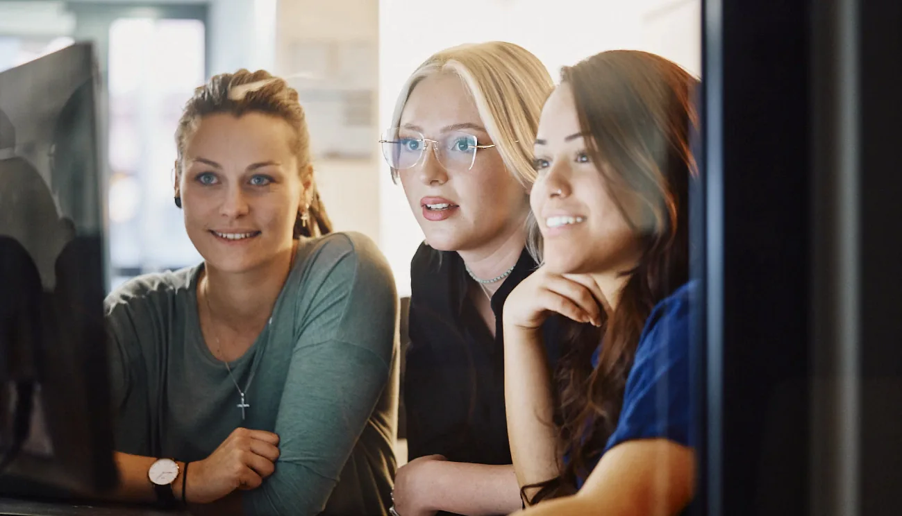 Drei freundliche Mitarbeiterinnen in einem Büro